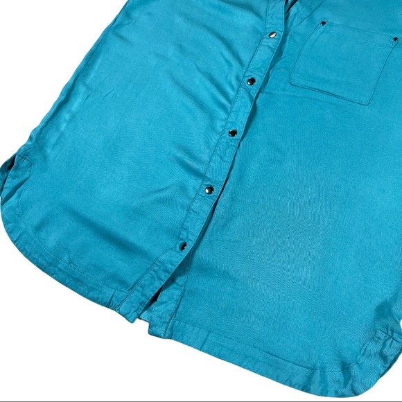 Daniel Rainn size small sleeveless light blue button up top, vneck, front pocket - Picture 3 of 9